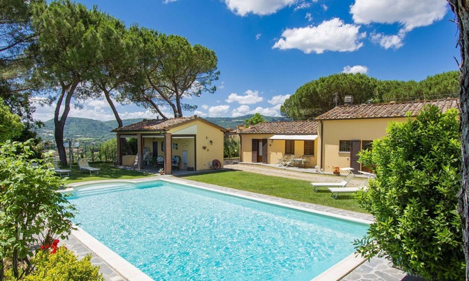 Bucine Apartment | Cosy apartment for 4 people with WIFI, pool, TV, terrace and pets allowed