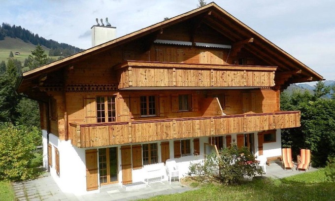 Saanenmoeser Apartment | Cosy apartment for 6 people with WIFI, TV, balcony, pets allowed and parking