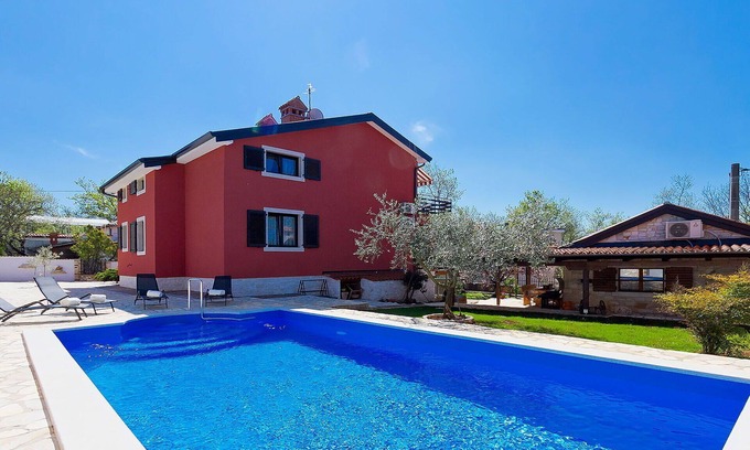 Valica Apartment | Cosy apartment for 6 people with A/C, private pool, WIFI, TV and terrace