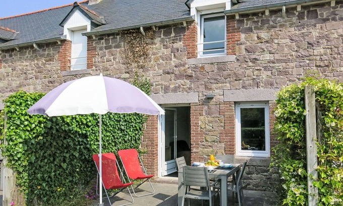 Pleherel-Plage-Vieux-Bourg House | Cosy apartment in villa for 4 guests with WIFI, TV, terrace and pets allowed