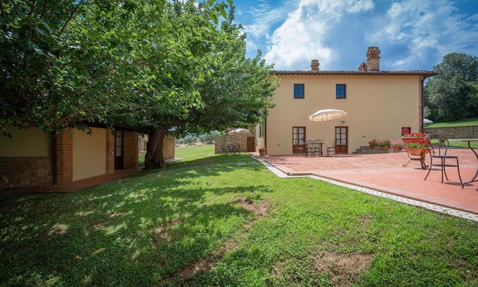 San Gimignano Villa | Cosy apartment in villa for 4 people with A/C, WIFI, pool and TV