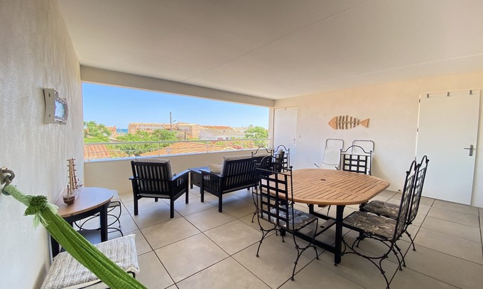 Saint-Pierre-la-Mer Apartment | Cosy apartment with terrace 250 m from the beach