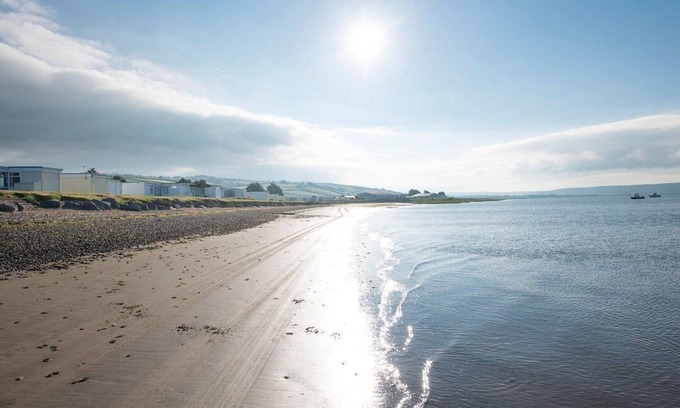 Llansaint Ski Chalet | Cosy chalet with all year round sunroom. Ideal location in West Wales to explore