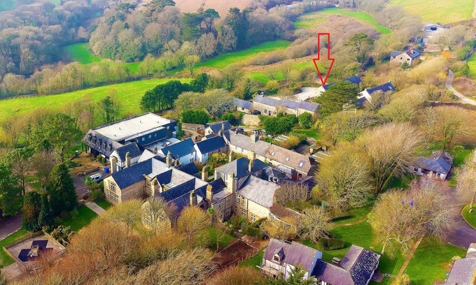 Chysauster House | Cosy cottage on small park with pool, bar, tennis