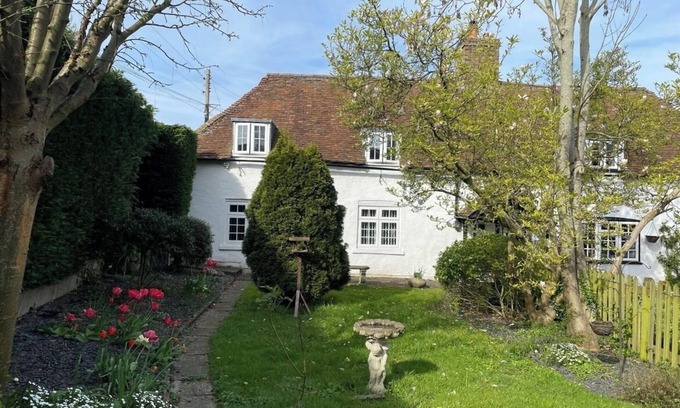 Langdon Cottage | Cosy Daffodil Cottage Getaway