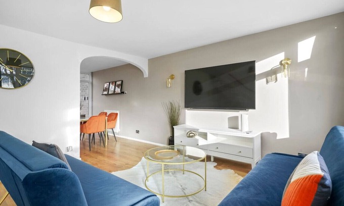 Wyken House | 🌟Cosy House with Free Parking, Garden & Smart TV🌟