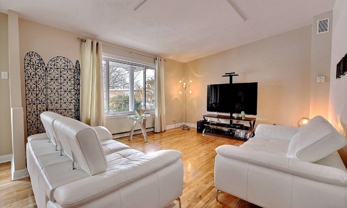Brossard House | Cosy & Quiet near everything, 4BR + Heated Pool