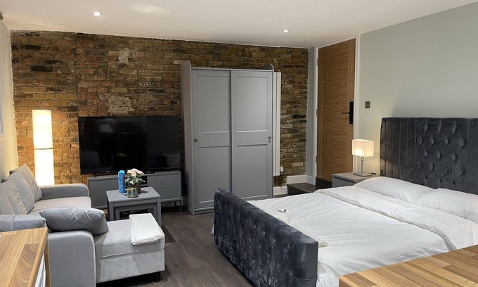 West Brompton Apartment | Cosy Studio Flat with Balcony in Heart of London!