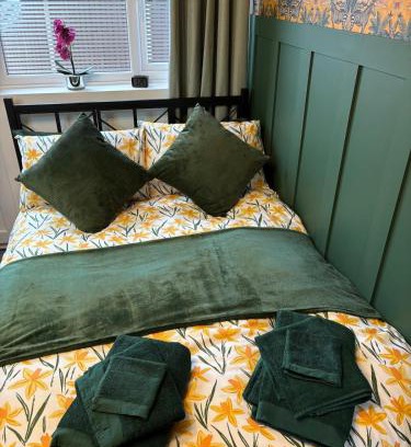 Bromsgrove Apartment | Cosy Studio Near Park and Town