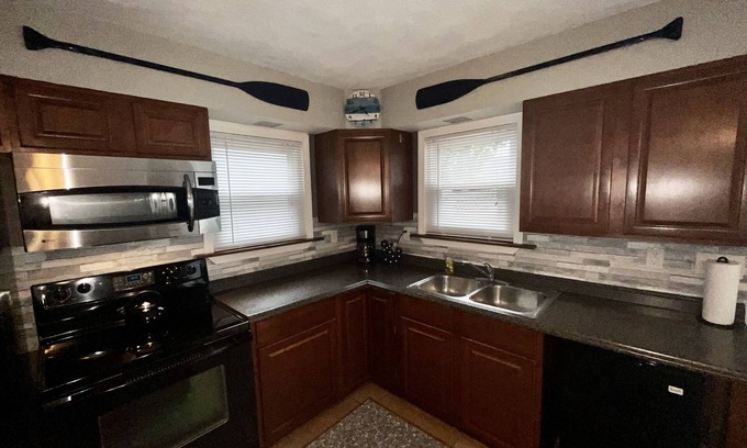 Manitou Beach-Devils Lake Cottage | Cottage Devils Lake Fire pit Grill Fishing Private backyard Dock