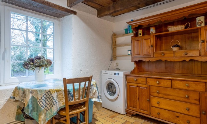 Saint-Tugdual House | Cottage 'Chez Mamie' with Shared Garden and Wi-Fi