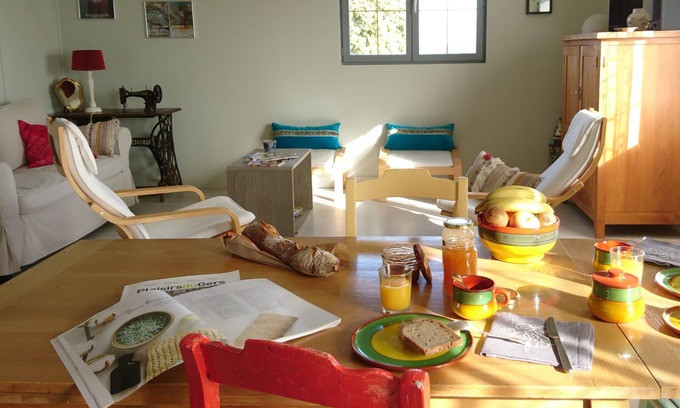 Vic-Fezensac Apartment | cottage in a green setting