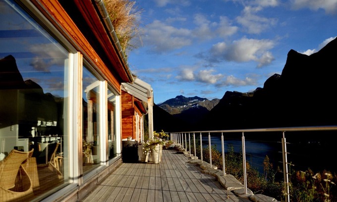 Urke Cottage | Cottage in beautiful and dramatic landscape