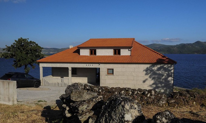 Viade de Baixo House | Cottage located ten meters from the high Rabagão dam with three bedrooms.