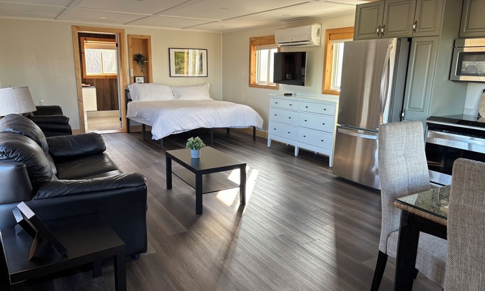 Bradford West Gwillimbury Cabin | Country Cabin Escape | King Bed | Pet Friendly