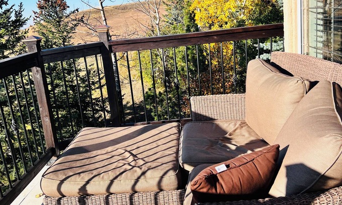 De Winton House | COUNTRY ESCAPE - 3 BD plus loft and 3 bath on 10nAcres. Sleeps 8 (Pet Friendly)