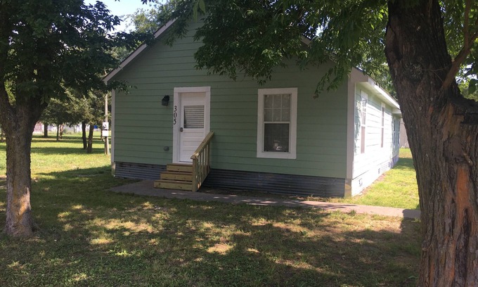 Lone Oak House | Country Getaway for Work or Play 5 miles from Wind Point Park