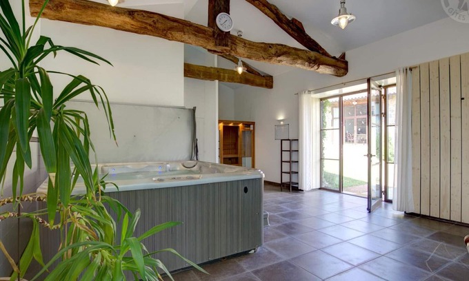 Saint-Just-la-Pendue Cottage | Country house with Jacuzzi, Sauna, Wi-Fi, and private garden