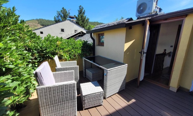 Molinaseca House | Country House 'El Camino' with Mountain View, Private Terrace and Wi-Fi