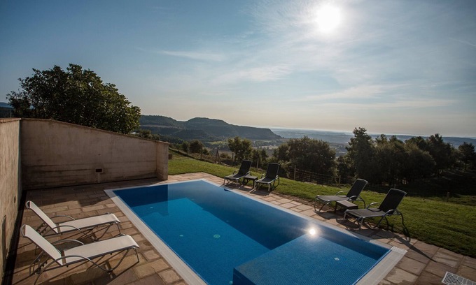 Solsona House | Country House 'La Cajola' with Mountain View, Private Pool and Wi-Fi