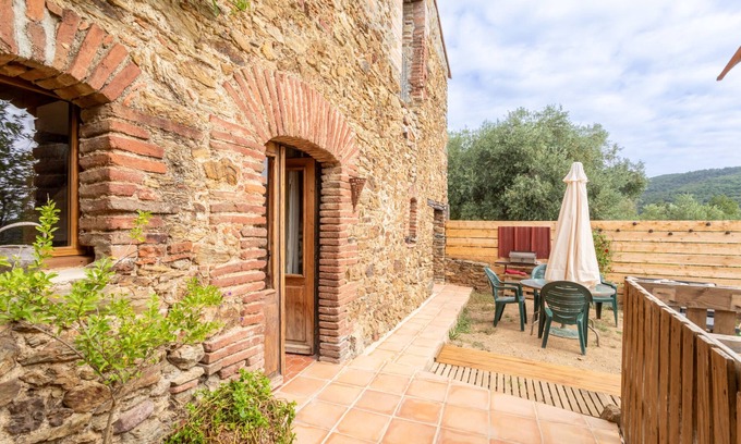 Taillet House | Country House 'Mas Vizern' with Mountain View, Private Garden and Wi-Fi