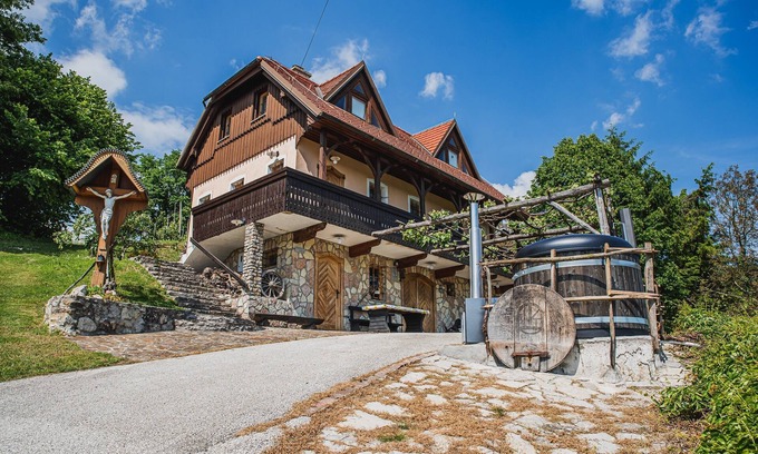 Krsko Villa | Countryside Villa with Kirami Hot Tub