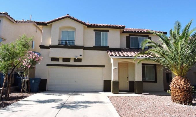 Rhodes Ranch House | County Licensed STR! Comfortable, spacious home 15 minutes to The Strip