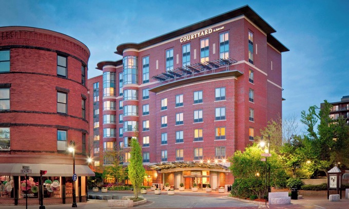 Coolidge Corner South Side Hotel | Courtyard by Marriott Boston Brookline