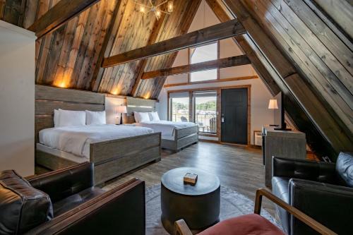 Thayerville House | Cove Creek Lodge 201 Poolside Double Queen Fireplace Room