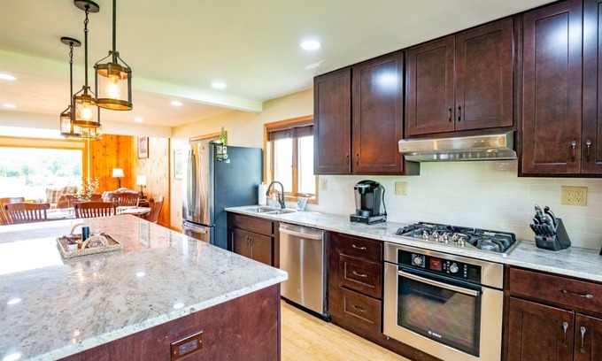 Davis House | Coyote`s Den - 305 Timberline Road