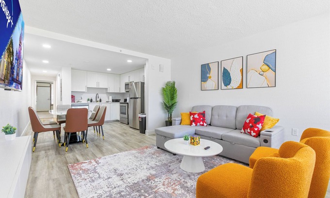 West Kissimmee Apartment | Cozy 1 Bed Apt l 15 Mins to Disney l Pools l Free Parking