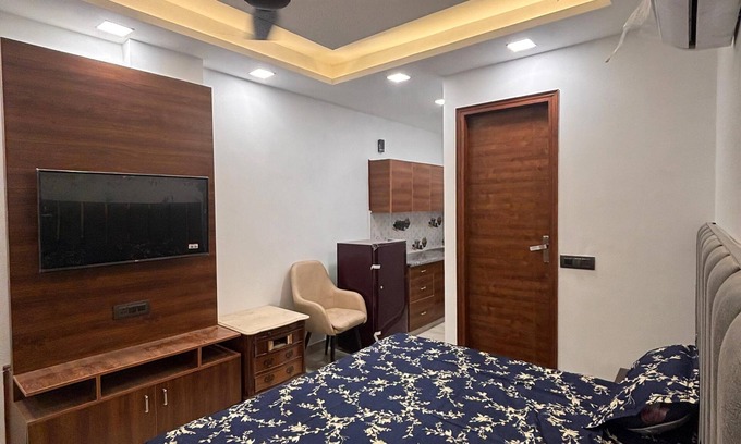 East of Kailash Apartment | Cozy 1-bedroom apartment in excellent New Delhi with AC, WiFi