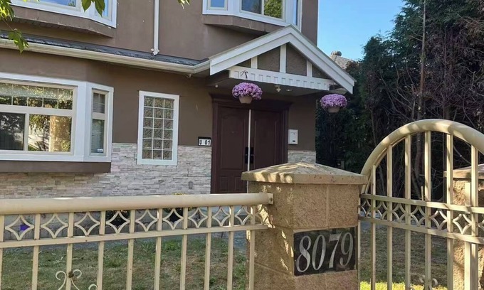 Marpole House | Cozy 1-BR Suite in West Side Kitchen & Living