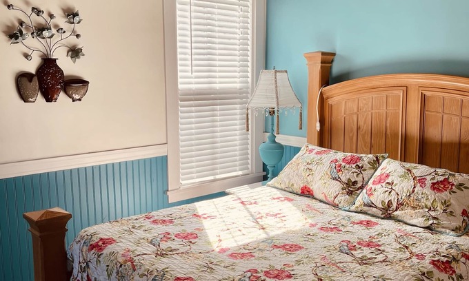 Kennebunk Apartment | Cozy 1890 Cottage Studio with Hot Tub and Fire Pit in Downtown Kennebunk