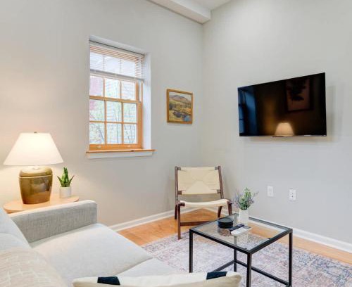 Rittenhouse Row Apartment | Cozy 1BD With Balcony