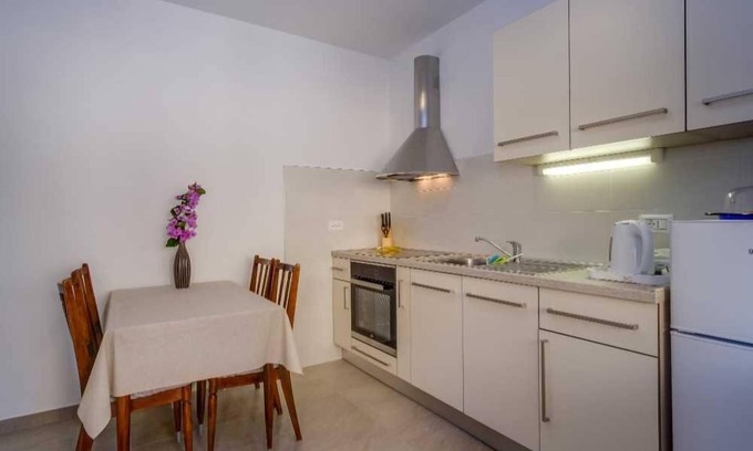 Cove Murtar Apartment | Cozy 1BR Suite for Three, No Pets, Parking Available