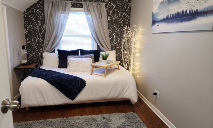 Geneva Apartment | Cozy 2 bd/1ba upper apt -Free WIFI, parking -1mi to Geneva 3rd & Chicago Metra