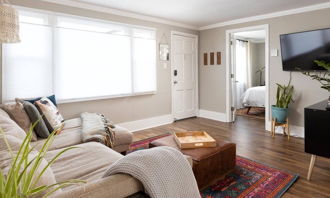 Normal Heights House | Cozy 2 bdr Bungalow (Walk to Bars and restaurants)