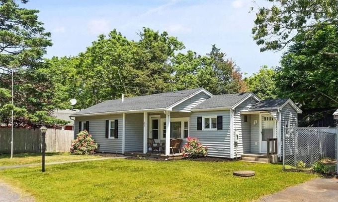 Buzzards Bay House | Cozy 2 bdrm sleeps 5. Walk to Electric Av Beach, Main St, Canal, Mass Maritime.