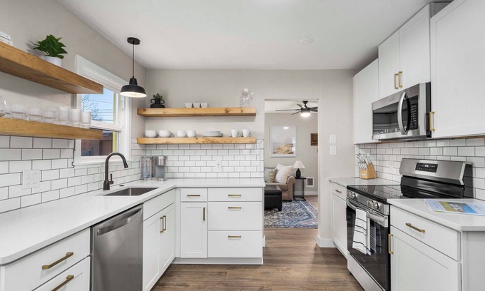 West End House | Cozy 2-bedroom house in charming Tacoma with WiFi