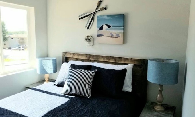 Arnolds Park Apartment | Cozy 2-bedroom suite with full kitchen, living room (couch, 2 chairs), dining table (2 stools), smart TV with cable. Perfect for short or long stays.