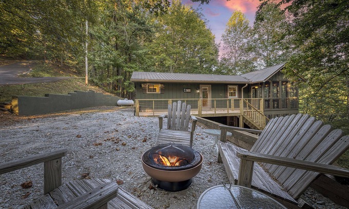 Walnut Mountain Cabin | Cozy 2 BR + Fire Pit + Foosball and Pet Friendly