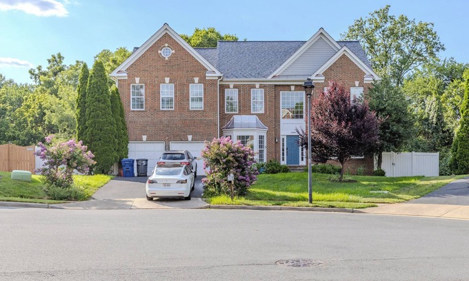 Herndon House | Cozy 2bd-ba Private Above Ground First Floor Suite