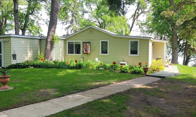 Perham Cabin | Cozy 3-bedroom cabin in wonderful Perham with WiFi, AC and great fishing!