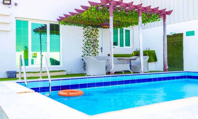 Al Hadd House | Cozy 3-bedroom Chalet in charming Ras Al Hadd with private swimming pool