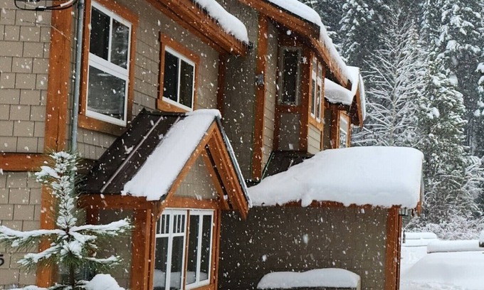 Okanagan-Similkameen House | Cozy 4-Season Riverfront Cabin Near Manning Park – Sleeps 10 with Private Beach