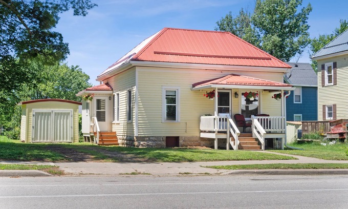 Viroqua House | Cozy and charming. Your home away from home in the heart of Viroqua.