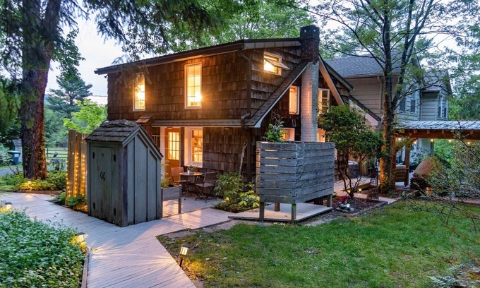 Zena Apartment | Cozy and eclectic Woodstock getaway