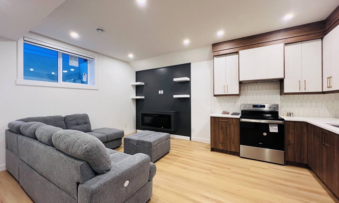 Southwest Calgary House | Cozy and Modern Basement Suite – 10 Minutes from Downtown!