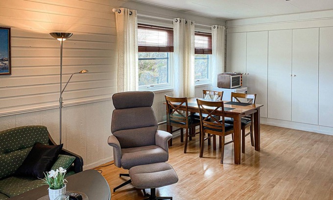 Offersøy Apartment | Cozy apartment in Offersøy with sauna